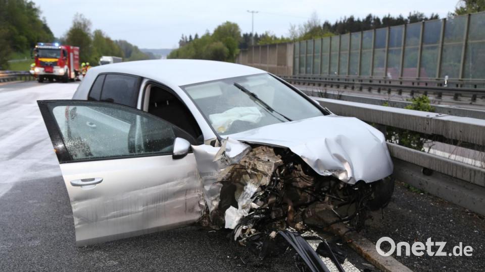 Vier Mal war die tschechische Autofahrerin ersten Informationen der Polizei zufolge gegen die Leitplanken gekracht. Dabei erwischte sie außerdem ein unbeteiligtes Fahrzeug. Bild: rw