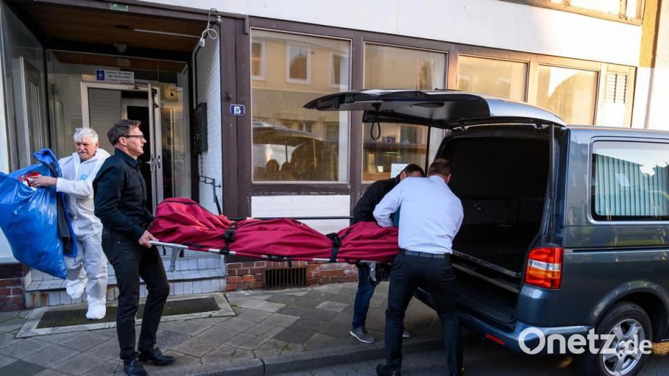 Bestatter schieben eines der Wittinger Todesopger in einen Leichenwagen. Bild: Christophe Gateau