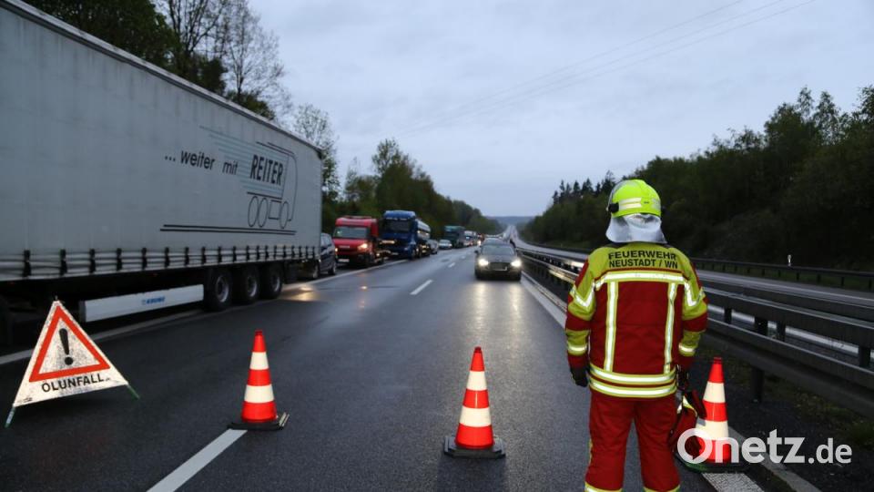 Die Feuerwehren Neuhaus und Neustadt sicherten die Unfallstelle ab. Bild: rw