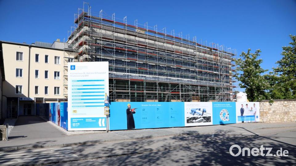 Die neue Fassade, die hauptsächlich aus Glas und Stahl besteht, soll das Gesicht des Krankenhauses werden. Bild: Gerhard Götz