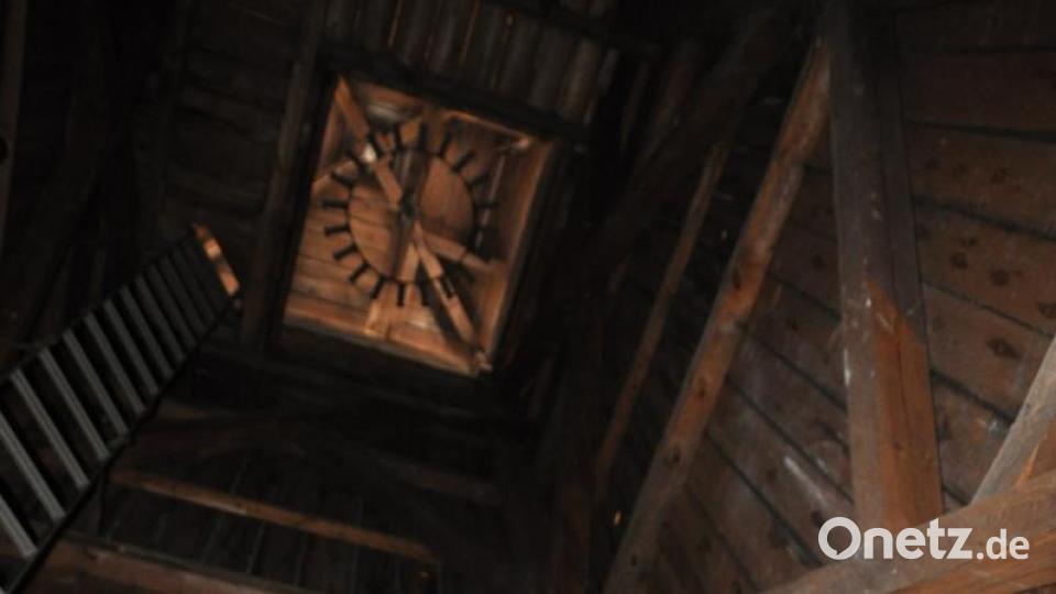 Die Innenwände des Schlauchturms werden im Zuge der Sanierungsarbeiten ausgebessert und neu gestrichen. Bild: ak