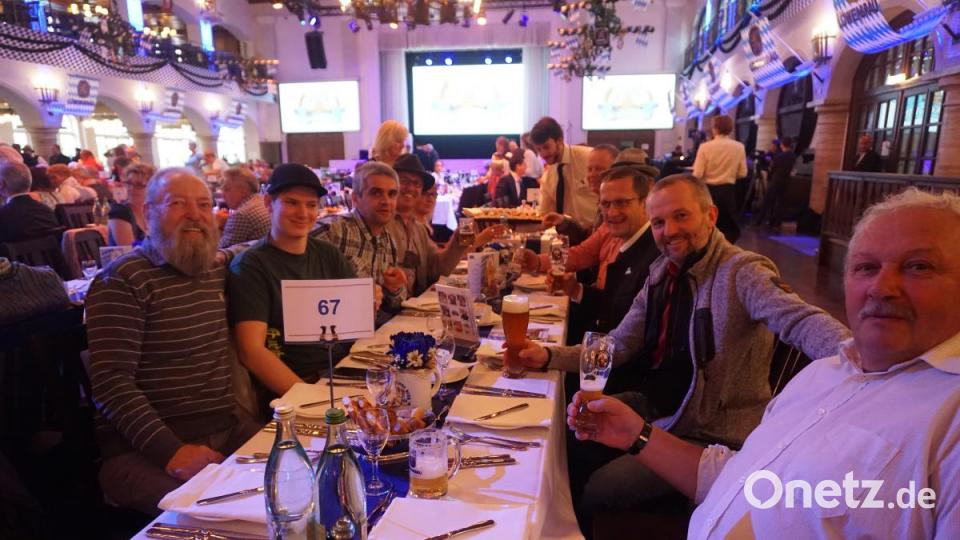 Ein Teil der Marina-Schicker-Fangruppe. Bild: jut