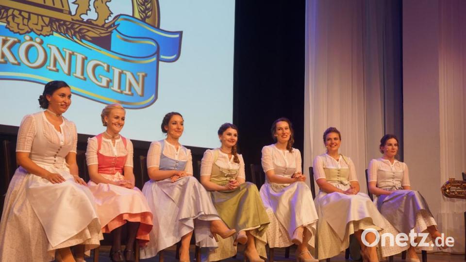 Die sieben Finalistinnen der Wahl zur bayerischen Bierkönigin 2019/20 im Löwenbräukeller in München. Bild: jut