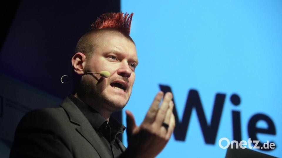 Der Blogger Sascha Lobo erklärte in Ursensollen, wie er Chancen und Risiken der Digitalisierung sieht. Bild: Wolfgang Steinbacher