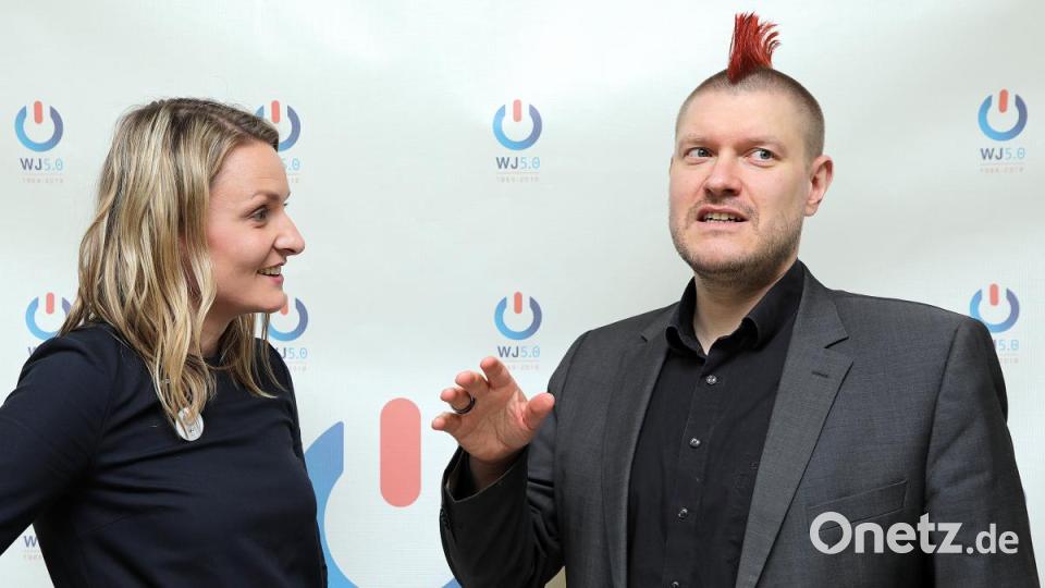 Sie hatte eingeladen, er sagte zu: Cornelia Fehlner von den Wirtschaftsjunioren Amberg-Sulzbach und Sascha Lobo. Bild: Wolfgang Steinbacher