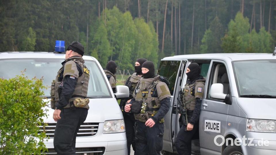 Mit Sturmhauben maskierte Polizeikräfte bei der Übung an der Grenze. Bild: fjo
