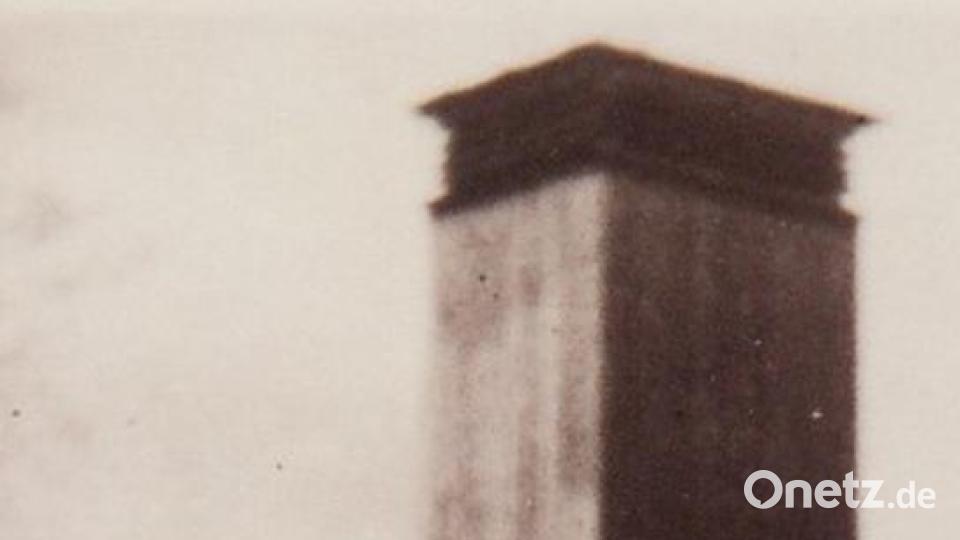 Das Bild zeigt den Schlauchturm in den 1950er Jahren. Etwa ein Jahrzehnt später ließ die Gemeinde das Feuerwehrgerätehaus um ihn herum erreichten. Repro: ak