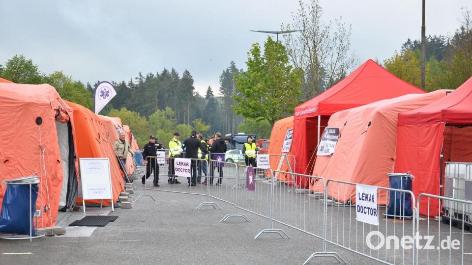 Die Feuerwehr hatte eine Schleuse an Zelt-Stationen aufgebaut. Bild: fjo