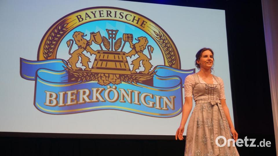 Lisa Wagner stellt sich auf der Bühne dem Publikum vor. Bild: jut