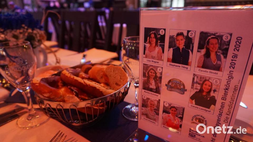 Die sieben Finalistinnen der Wahl zur bayerischen Bierkönigin 2019/20 werden auch am Tisch vorgestellt. Bild: jut