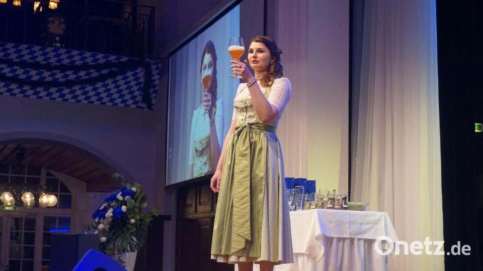 Schicker präsentiert ihr Bier. Bild: jut