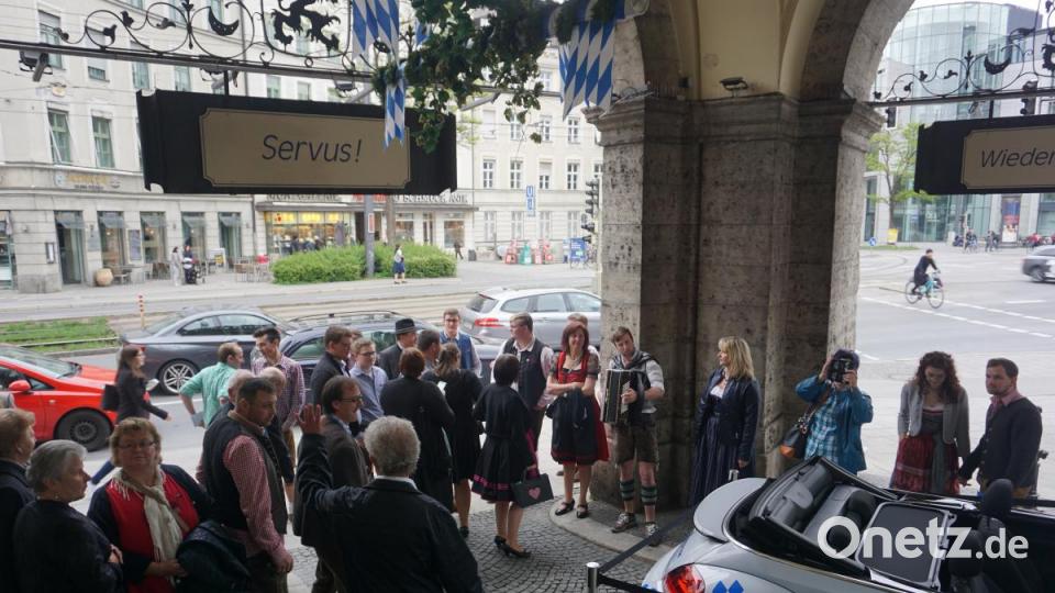 Für beste Stimmung sorgten die Fans aus Eslarn, die bereits vorm Eingang zum Löwenbräukeller in München Musik spielen und singen. Bild: jut