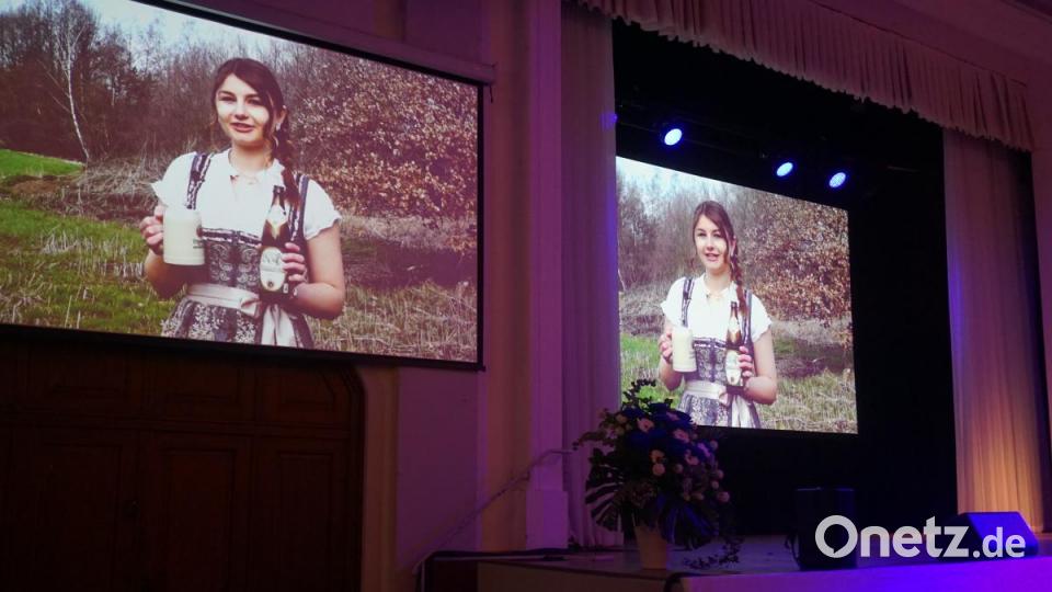 Marina Schicker auf der großen Leinwand. Bild: jut