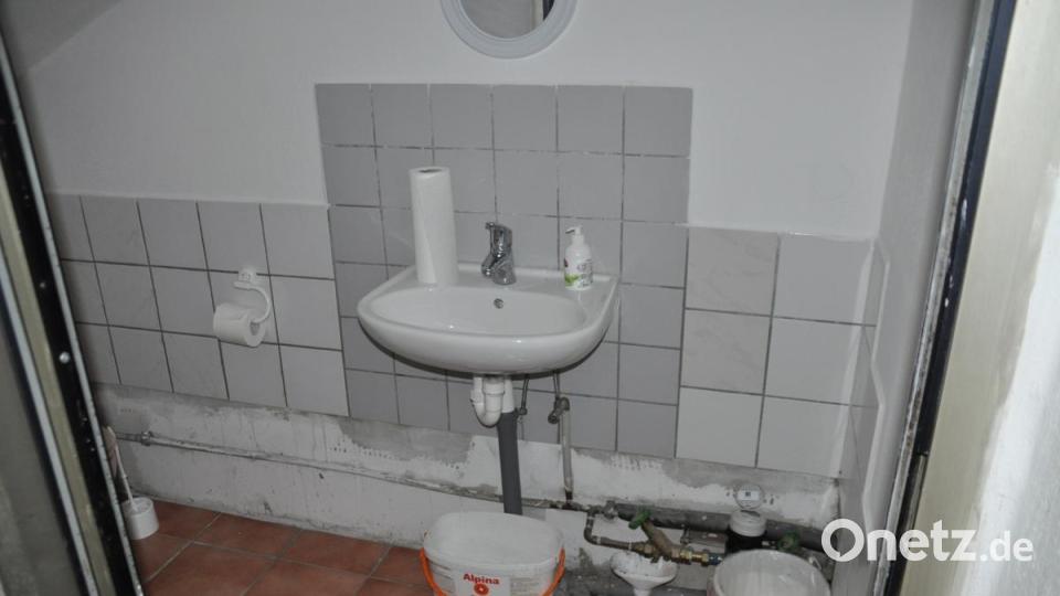 Sanierungsbedürftig ist das WC. Bild: ak