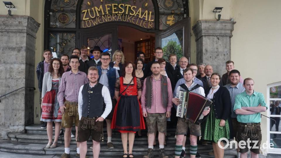Gruppenbild der Eslarner Fans vor dem Löwenbräukeller. Bild: jut