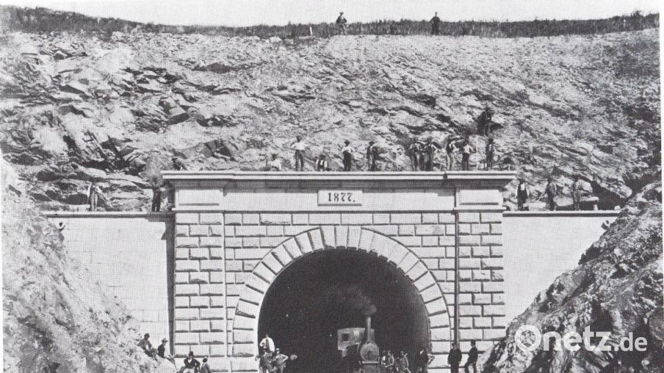 1877 enden die Schachtarbeiten für den Armannsbergtunnel. Nun wird der Schachtturm nicht mehr gebraucht, die Feuerwehr Kulmain möchte ihn für die Trocknung von Schläuchen haben. Repro: ak