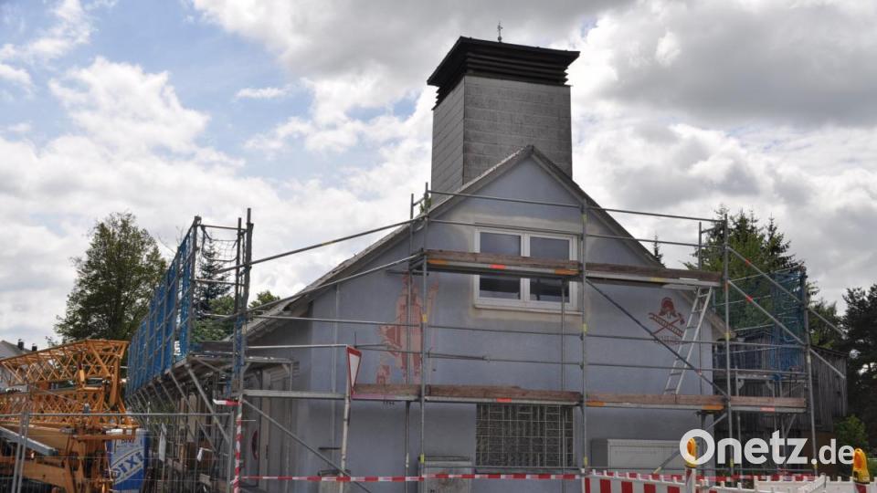 Das alte Feuerwehrgerätehaus erhält außen einen neuen Putz. Dabei soll aber die Florianabbildung an der Nordseite erhalten bleiben. Bild: ak