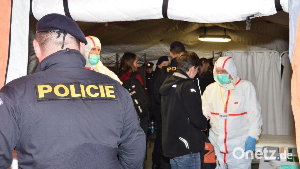 In einer rund 200 Meter langen Schleuse aus Zeltaufbauten durchliefen die Polizei-Studenten als Komparsen mehrere Stationen, an deren Ende nach umfangreichen Erhebungen eine Unterteilung in verletzte, infizierte oder identitätslose Personen stand. Kaum einen Steinwurf davon entfernt, warteten bereits Personentransporter für den Transport in Sammelunterkünfte. Bild: fjo