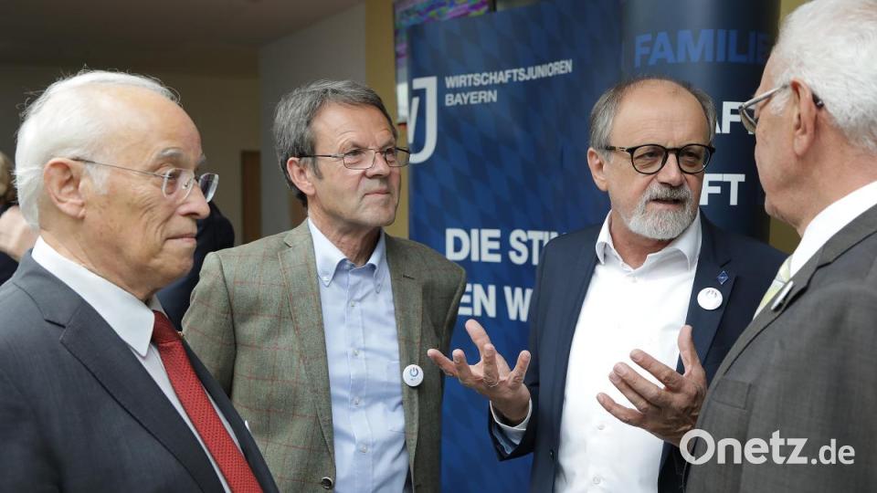 IHK-Urgestein Johann Schmalzl (Zweiter von rechts) und Gründungsmitglied Bernd Arbogast (links) bei der 50-Jahr-Feier der Wirtschaftsjunioren. Bild: Wolfgang Steinbacher