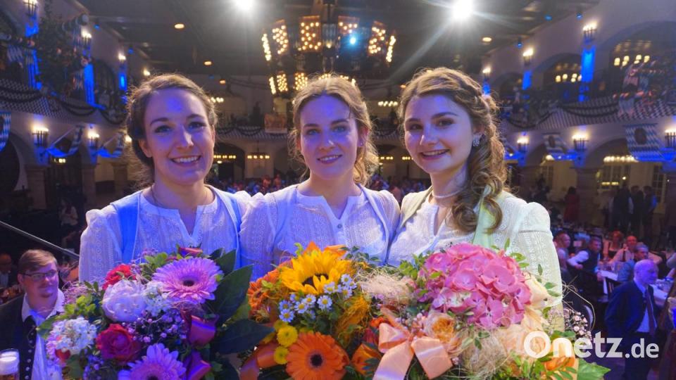 Oberpfälzer Gruppenbild, im weitesten Sinne. Neben Wagner (Mitte) und Schicker (rechts) war auch Carola Landgraf in München dabei. Die 27-Jährige wohnt in Hohenberg an der Eger in Oberfranken, arbeitet aber in der Oberpfalz. Bild: jut