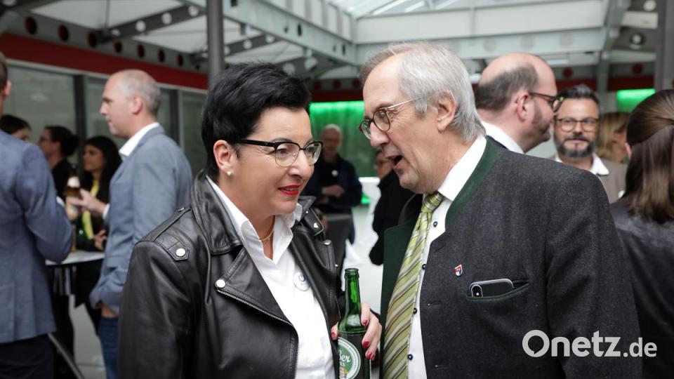 Die Amberger Stadträtin Birgit Fruth im Gespräch mit Ursensollens Bürgermeister Franz Mädler. Bild: Wolfgang Steinbacher
