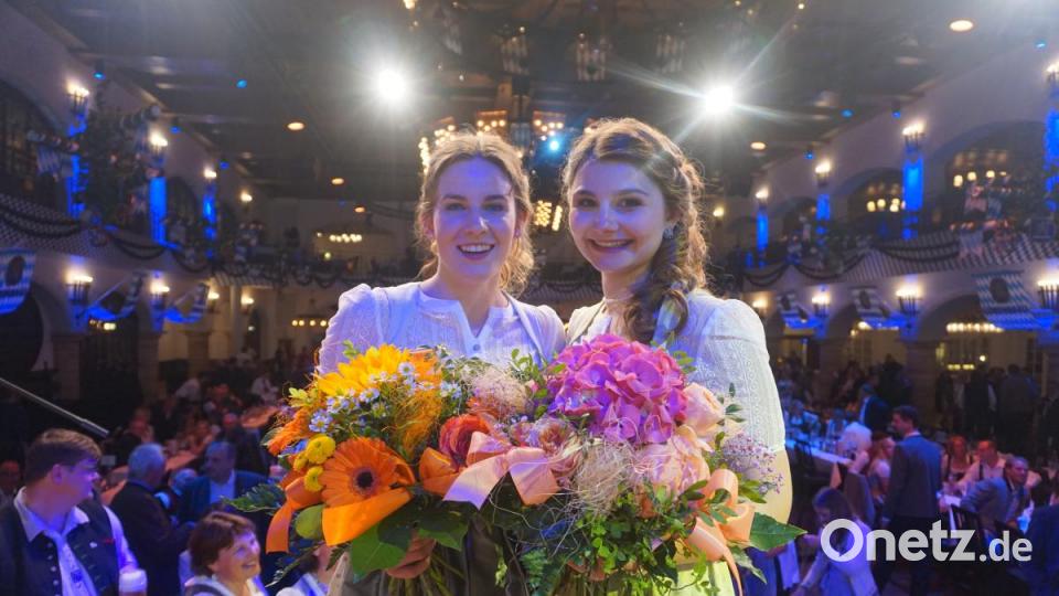 Gute Laune, auch ohne Krone: Die beiden Oberpfälzer Finalistinnen Lisa Wagner (links) aus Eslarn und Marina Schicker aus Waldsassen strahlen auf der Bühne im Löwenbräukeller um die Wette. Bild: jut