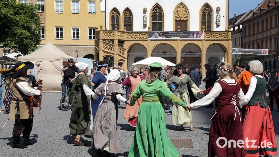 Historischer Tanz auf dem Marktplatz. Bild: Wolfgang Steinbacher