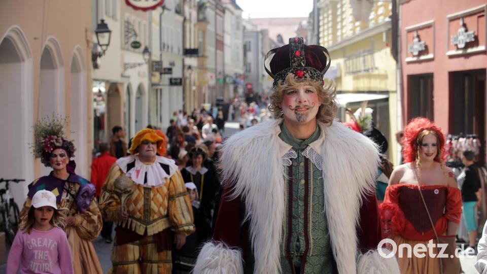 Königsbesuch in der Fußgängerzone. Bild: Wolfgang Steinbacher