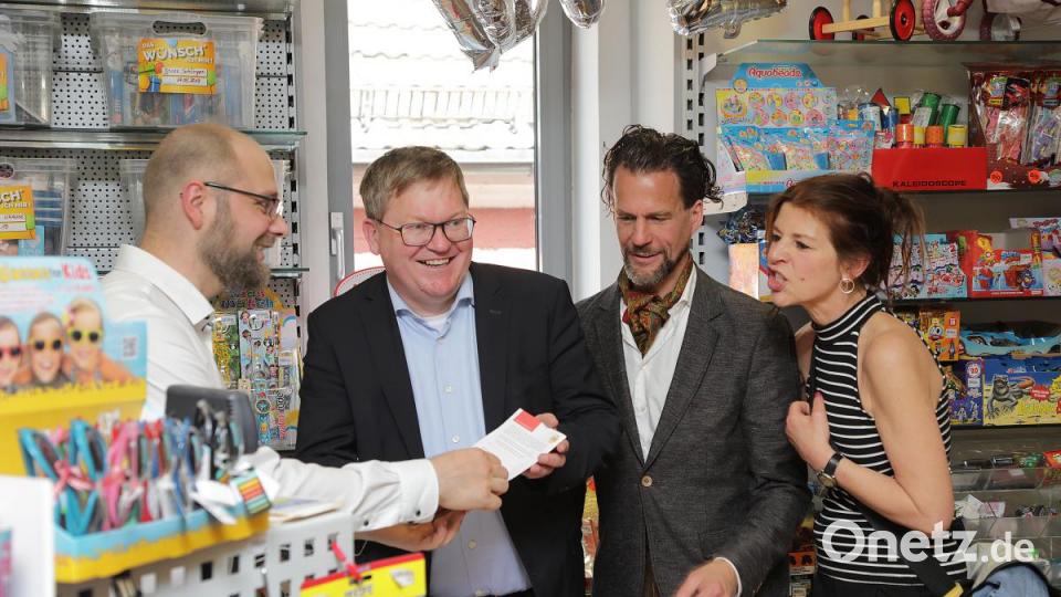 OB Cerny sammelt Aufkleber fürs Gewinnspiel bei Spielwaren Moedel. Bild: Wolfgang Steinbacher