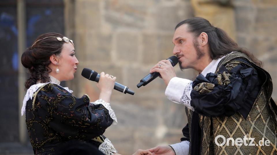 Im Duett lassen Joanna Lissai und Andy Kuntz Welttheater-Musik auf dem Marktplatz ertönen. Bild: Wolfgang Steinbacher