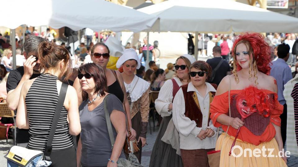 Die Wollust(-Darstellerin) unterwegs in der Stadt. Bild: Wolfgang Steinbacher