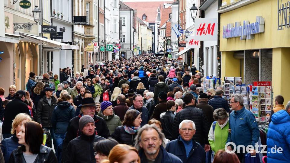 Bei verkaufsoffenen Sonntag ist in Amberg die Fußgängerzone immer voller Menschen. Bild: Petra Hartl