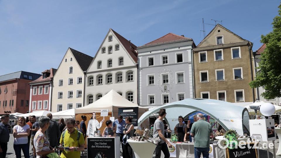 Infostand fürs Welttheater am Marktplatz. Bild: Wolfgang Steinbacher