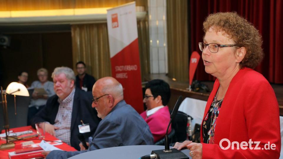 Bürgermeisterin Brigitte Netta erklärt bei der Nominierungskonferenz der SPD, dass sie in einer Kampfkandidatur um Platz 7 antritt. Am Tisch im Hintergrund die Stadtverbandsspitze (von links): Dieter Weiß, Martin Seibert und Birgit Fruth. Bild: Wolfgang Steinbacher