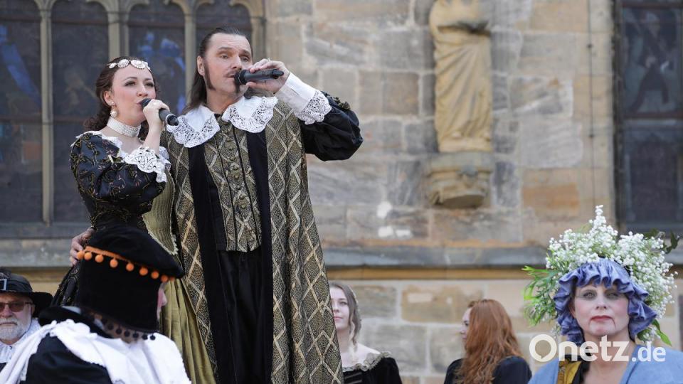 Im Duett lassen Joanna Lissai und Andy Kuntz Welttheater-Musik auf dem Marktplatz ertönen. Bild: Wolfgang Steinbacher