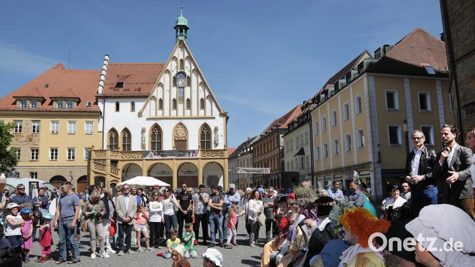 Die Schauspieler erregen Aufmerksamkeit auf dem Marktplatz. Bild: Wolfgang Steinbacher
