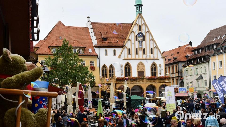 Ein verkaufsoffener Sonntag lockt die Menschen traditionell mit vielen Attraktionen in die Amberger Altstadt. Bild: Petra Hartl