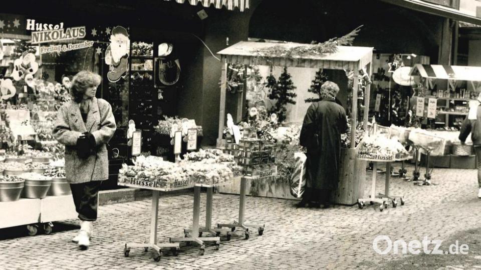 Weihnachtseinkauf zu Zeiten der Schwarz-Weiß-Fotografie. Bild: Richard Heider
