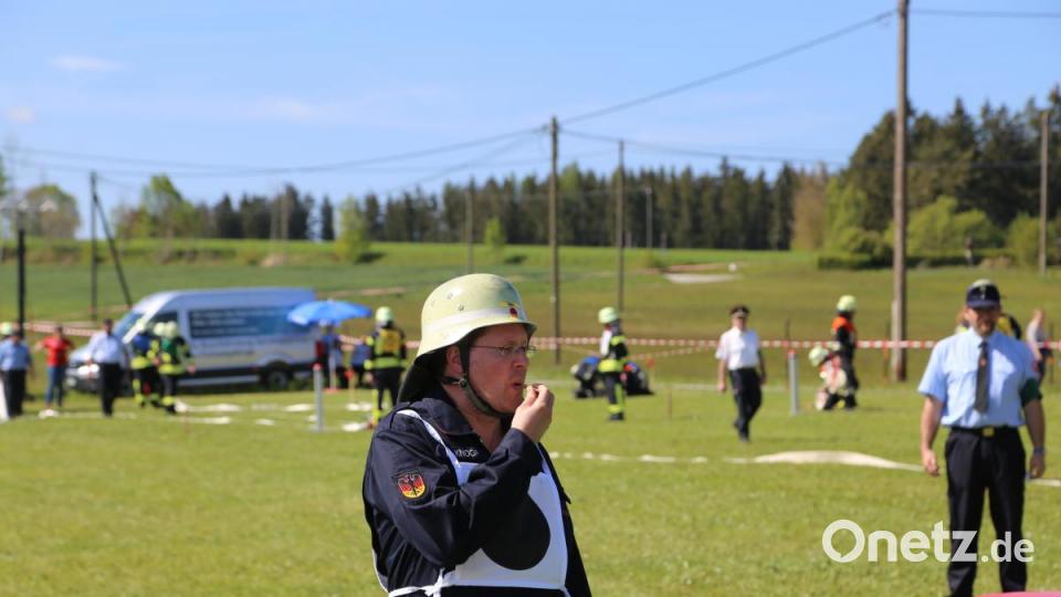 Der Gruppenführer gibt den Startpfiff Bild: rw