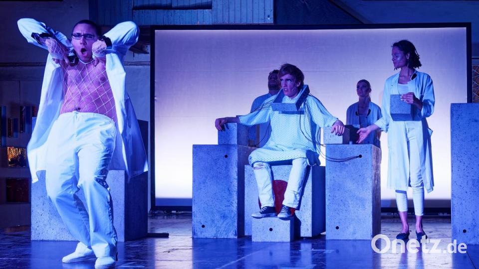 Mit seiner Bühnenversion des Romans &quot;A Clockwork Orange&quot; von Anthony Burgess lässt das Ovigo-Theater die Droogs um Gangchef Alex am Freitag und Samstag auf das Publikum in der Waldsassener Glashütte Lamberts los. Bild: tr