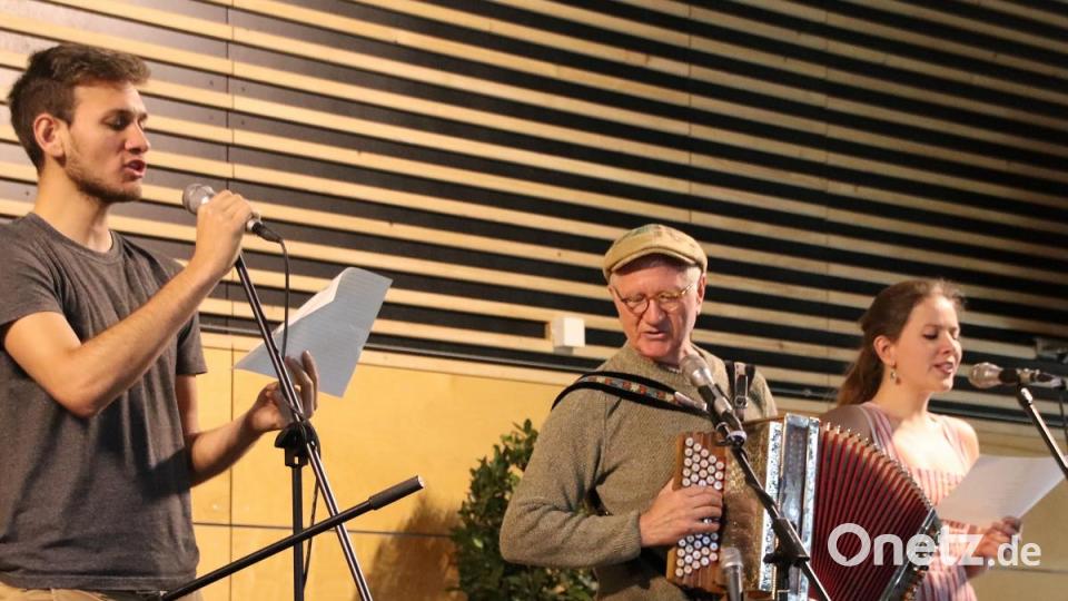 Mit ihren satirischen Liedern sangen die &quot;Wellbappn&quot;, eigentlich ein Quartett, den Zuhörern aus der rebellischen Seele. Weil eine Musikerin verhindert war, stand die Gruppe als Trio auf der Bühne: Hans Well (Ex-Biermösl Blosn, Mitte) und seine Kinder Jonas und Sarah. Bild: Thomas Dobler