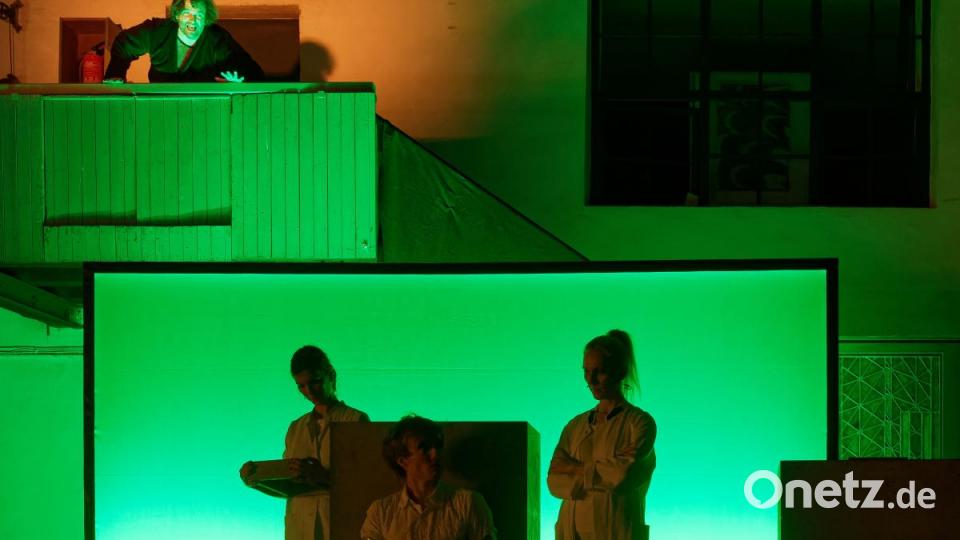 Mit seiner Bühnenversion des Romans &quot;A Clockwork Orange&quot; von Anthony Burgess lässt das Ovigo-Theater die Droogs um Gangchef Alex am Freitag und Samstag auf das Publikum in der Waldsassener Glashütte Lamberts los. Bild: tr