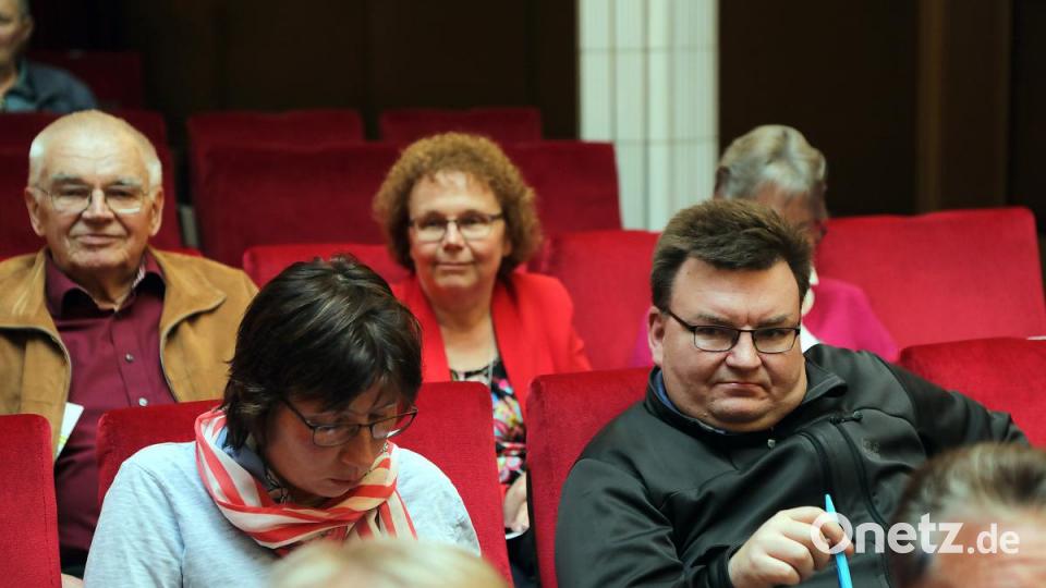 Stadtrat Daniel Holzapfel (vorne rechts) kam nicht mehr auf die Stadtratsliste. Ebenso wenig Brigitte Netta (hinten, Mitte). Bild: Wolfgang Steinbacher