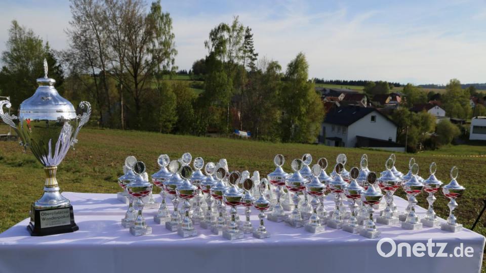 Pokale warten auf die Teilnehmer Bild: rw