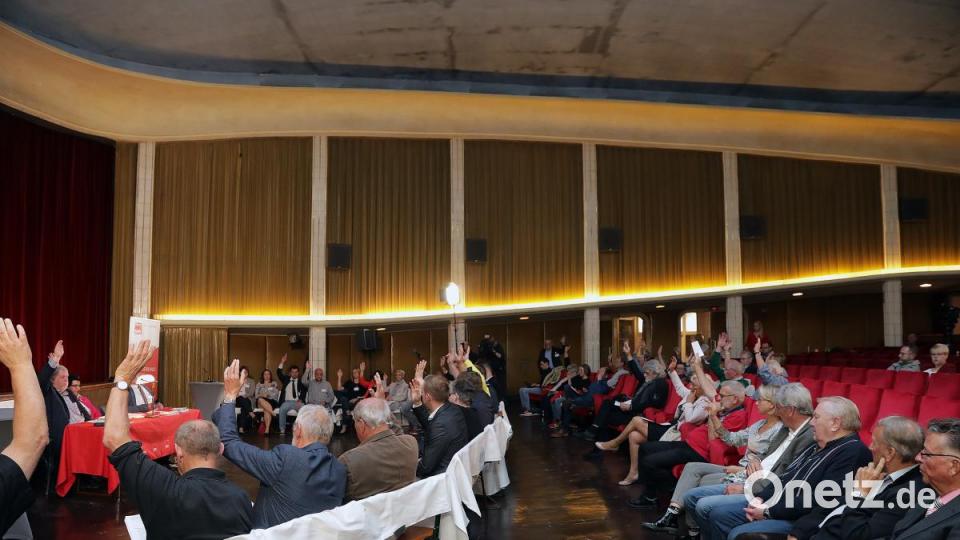 Nur wenige Abstimmungen ließen sich per Handheben erledigen. Vorne rechts der frühere Landrat Armin Nentwig. Bild: Wolfgang Steinbacher