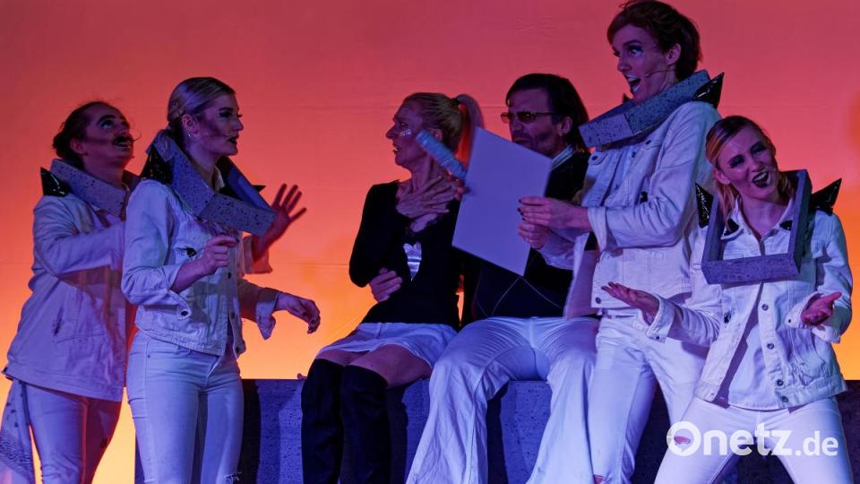 Mit seiner Bühnenversion des Romans &quot;A Clockwork Orange&quot; von Anthony Burgess lässt das Ovigo-Theater die Droogs um Gangchef Alex am Freitag und Samstag auf das Publikum in der Waldsassener Glashütte Lamberts los. Bild: tr