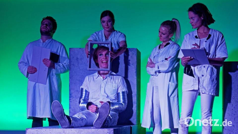 Mit seiner Bühnenversion des Romans &quot;A Clockwork Orange&quot; von Anthony Burgess lässt das Ovigo-Theater die Droogs um Gangchef Alex am Freitag und Samstag auf das Publikum in der Waldsassener Glashütte Lamberts los. Bild: tr