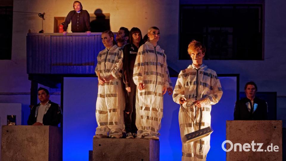 Mit seiner Bühnenversion des Romans &quot;A Clockwork Orange&quot; von Anthony Burgess lässt das Ovigo-Theater die Droogs um Gangchef Alex am Freitag und Samstag auf das Publikum in der Waldsassener Glashütte Lamberts los. Bild: tr