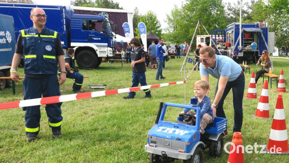 Im THW-Mobil vorbei an den Pylonen. Das Technische Hilfswerk hatte einen Geschicklichkeitsparcours aufgebaut. . Bild: Hirsch