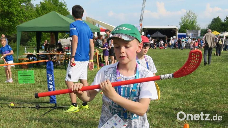 Mit dem Hockeyschläger über den Hindernisparcours: Die Tennisabteilung des FC Schwandorf trainierte Koordination und Ballgefühl. Bild: Hirsch